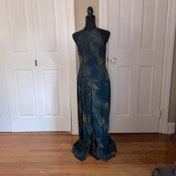 Darian Dress. - Picture 2 of 2